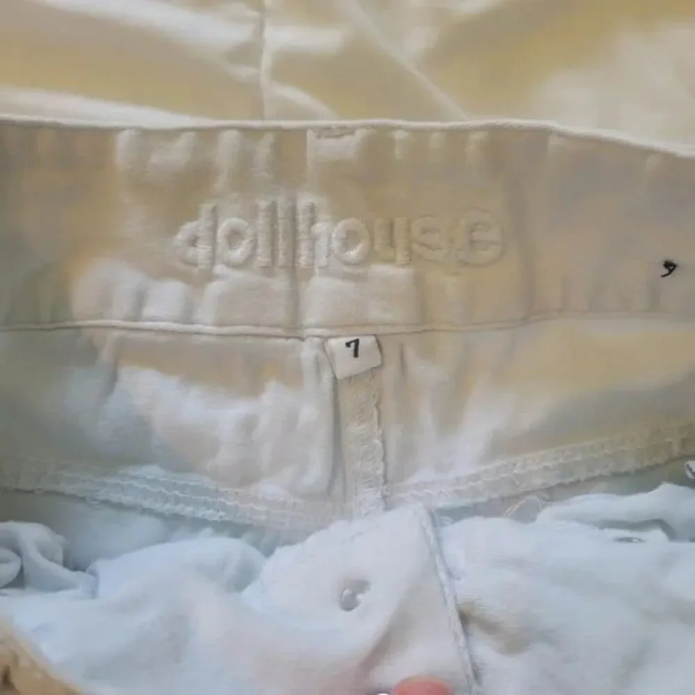 Dollhouse Juniors Size 7 White shorts